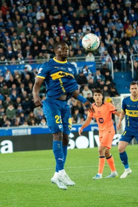 Ibrahim Diabate (N22) controls the ball with his chest during the La Liga EA Sports match between Alaves and Barcelona at Estadio Mendizorroza on May 13th 2026, in Vitoria Gasteiz, Spain Copyright: xAndresxLopezxSheridanxx xSPPx Sportspressphoto_SPR145984