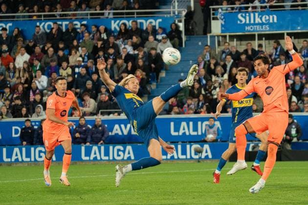 Koski (N16) does a overhead kick to deflect the ball during the La Liga EA Sports match between Alaves and Barcelona at Estadio Mendizorroza on May 13th 2026, in Vitoria Gasteiz, Spain Copyright: xAndresxLopezxSheridanxx xSPPx Sportspressphoto_SPR146000