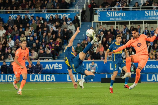 Koski (N16) does a overhead kick to deflect the ball during the La Liga EA Sports match between Alaves and Barcelona at Estadio Mendizorroza on May 13th 2026, in Vitoria Gasteiz, Spain Copyright: xAndresxLopezxSheridanxx xSPPx Sportspressphoto_SPR146001