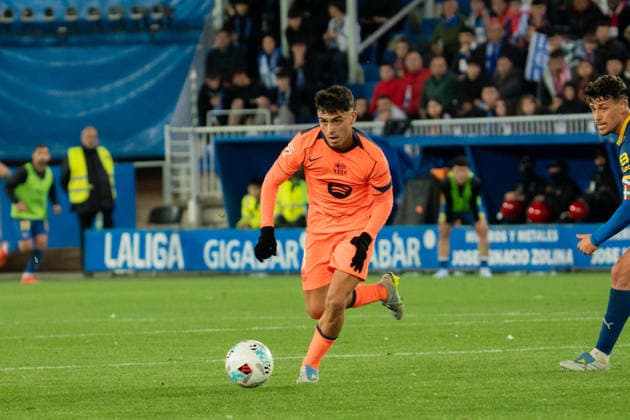 Pedri (N8) with the ball during the La Liga EA Sports match between Alaves and Barcelona at Estadio Mendizorroza on May 13th 2026, in Vitoria Gasteiz, Spain Copyright: xAndresxLopezxSheridanxx xSPPx Sportspressphoto_SPR146002
