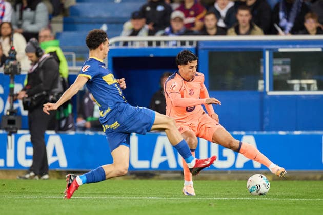 May 13, 2026, Vitoria, Alava, SPAIN: Angel Perez of Deportivo Alaves competes for the ball with Joao Cancelo of FC Barcelona, Barca during the LaLiga EA Sports match between Deportivo Alaves and FC Barcelona at Mendizorrotza on May 13, 2026, in Vitoria, Spain. Deportivo Alaves V FC Barcelona - LaLiga EA Sports  - ZUMAa181 20260513_zaa_a181_349 Copyright: xRicardoxLarreinax