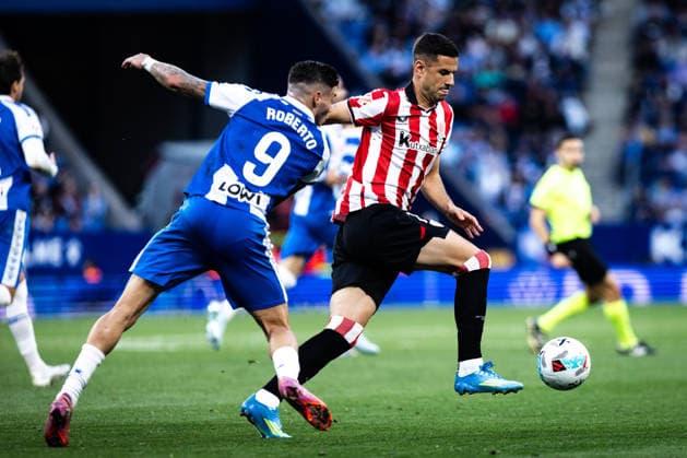 May 13, 2026, Barcelona, Barcelona, Spain: BARCELONA, SPAIN - MAY 13: Roberto Fernandez of RCD Espanyol challenges Gorka Guruzeta of Athletic Club for the ball during the LaLiga EA Sports match between RCD Espanyol and Athletic Club at RCDE Stadium on May 13, 2026 in Barcelona, Spain. Barcelona Spain - ZUMAs316 20260513_znp_s316_044 Copyright: xMartixSeguraxRamonedax