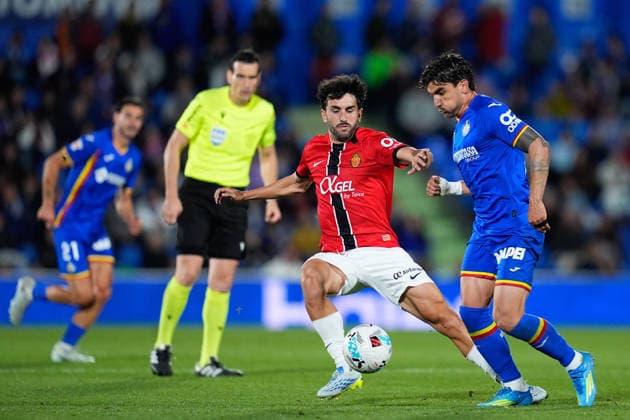 May 13, 2026, Getafe, Madrid, Spain: Manu Morlanes of RCD Mallorca and Mauro Arambarri of Getafe CF compete for the ball during the Spanish League, LaLiga EA Sports, football match played between Getafe CF and RCD Mallorca at Coliseum de Getafe stadium on May 13, 2026, in Getafe, Spain. Getafe Spain - ZUMAa181 20260513_zaa_a181_334 Copyright: xDennisxAgyemanx