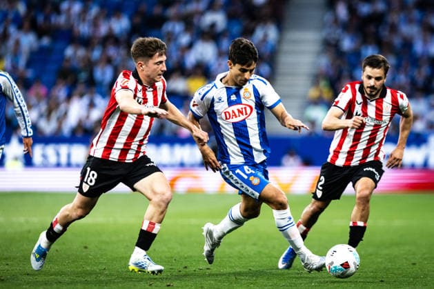 May 13, 2026, Barcelona, Barcelona, Spain: BARCELONA, SPAIN - MAY 13: Ramon Terrats of RCD Espanyol challenges Mikel Jauregizar of Athletic Club for the ball during the LaLiga EA Sports match between RCD Espanyol and Athletic Club at RCDE Stadium on May 13, 2026 in Barcelona, Spain. Barcelona Spain - ZUMAs316 20260513_znp_s316_047 Copyright: xMartixSeguraxRamonedax