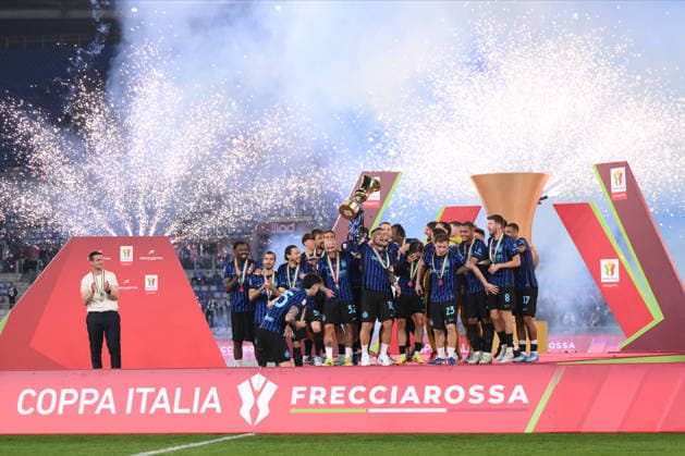 Foto IPP Luciano Adriani Roma 13 05 2026 Calcio Coppa Italia 2025-2026 - Finale Lazio vs Inter Nella foto: i giocatori dell Inter alzano la coppa a sinistra l allenatore Cristian Chivu Italy Photo Press - World Copyright Roma italy Italia ITALY  Copyright: xR4924_italyphotopressx
