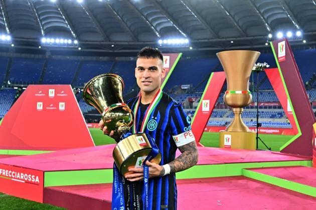 Foto IPP Felice De Martino Roma 13 05 2026 Calcio Coppa Italia 2025-2026 - Finale Lazio - Inter Nella foto: Lautaro Martínez con in mano il trofeo Italy Photo Press World Copyright Roma italy Italia ITALY  Copyright: xR4924_italyphotopressx
