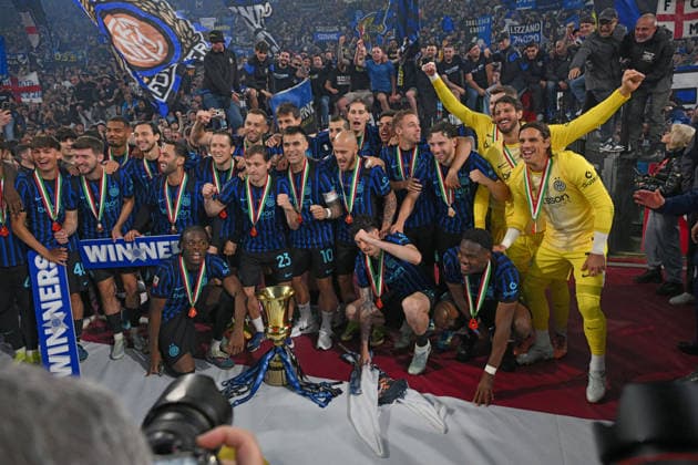 IPA84657479 - Inter s players celebrate their victory at the end of the match during the match of the Coppa Italia Final Championship between S.S. Lazio and F.C. Inter at the Olimpico Stadium on May 13, 2026 in Rome, Italy. during Final - SS Lazio vs Inter - FC Internazionale, Italian football Coppa Italia match in Rome, Italy, May 13 2026  Copyright: xRobertoxRamaccia IPAxSportx xx 84657479