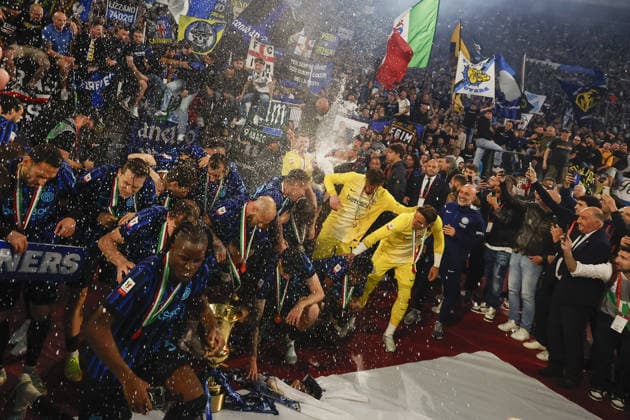 Lazio v Inter Milan - Italian Cup final match ROME, ITALY, MAY 13: Inter Milan s players celebrate with fans at the end of the Italian Cup football final match between Lazio and Inter Milan at the Olympic stadium in Rome, Italy, on May 13, 2026. Inter Milan defeated Lazio 2-0. Riccardo De Luca Anadolu Rome Italy. Editorial use only. Please get in touch for any other usage.  Copyright: x2026xAnadoluxRiccardoxDexLucax
