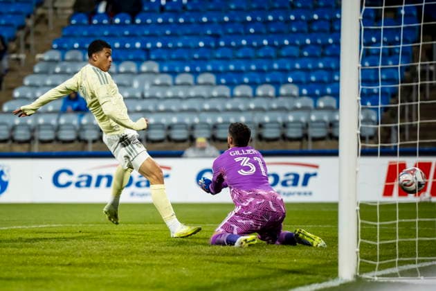 May 13, 2026, Montreal, Pq, Canada: Portland Timbers Kevin Kelsy (left) scores on CF Montreal goalkeeper Thomas Gillier (31) during first half MLS, Fussball Herren, USA soccer action in Montreal on Wednesday, May 13, 2026. Canada News - May 13, 2026  - ZUMAc35_ 20260513_zaf_c35_168 Copyright: xChristopherxKatsarovx