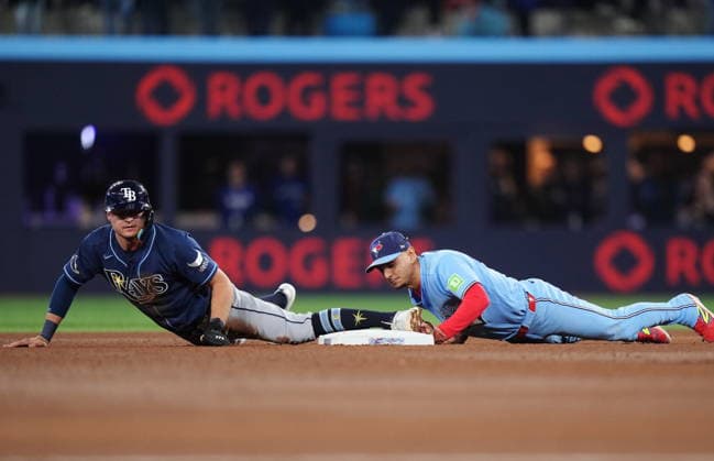May 13, 2026, Toronto, On, CANADA: Tampa Bay Rays Ben Williamson (left) steals second base ahead of the tag from Toronto Blue Jays shortstop Andres Gimenez (0) during 10th inning MLB, Baseball Herren, USA baseball action in Toronto on Wednesday, May 13, 2026. Canada News - May 13, 2026  - ZUMAc35_ 20260513_zaf_c35_182 Copyright: xNathanxDenettex