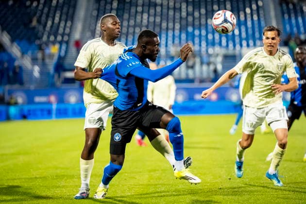 May 13, 2026, Montreal, Pq, Canada: CF Montreal s Prince Owusu (centre) is defended by Portland Timbers Kamal Miller (left) during second half MLS, Fussball Herren, USA soccer action in Montreal on Wednesday, May 13, 2026. Canada News - May 13, 2026  - ZUMAc35_ 20260513_zaf_c35_184 Copyright: xChristopherxKatsarovx