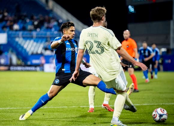 May 13, 2026, Montreal, Pq, Canada: CF Montreal s Wiki Carmona (left) is defended by Portland Timbers Ian Smith (23) during second half MLS, Fussball Herren, USA soccer action in Montreal on Wednesday, May 13, 2026. Canada News - May 13, 2026  - ZUMAc35_ 20260513_zaf_c35_186 Copyright: xChristopherxKatsarovx