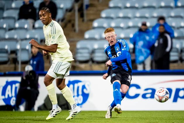 May 13, 2026, Montreal, Pq, Canada: CF Montreal s Matty Longstaff (right) shoots past Portland Timbers Brandon Bye (5) during second half MLS, Fussball Herren, USA soccer action in Montreal on Wednesday, May 13, 2026. Canada News - May 13, 2026  - ZUMAc35_ 20260513_zaf_c35_191 Copyright: xChristopherxKatsarovx