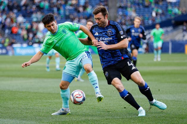 SEATTLE, WA - MAY 13: Defender Kalani Kossa-Rienzi 85 of the Seattle Sounders and defender Dave Romney 4 of the San Jose Earthquakes battle for possession during a game between the San Jose Earthquakes and Seattle Sounders on May 13, 2026 at Lumen Field in Seattle, Washington. (Photo by Henry Rodenburg Icon Sportswire) SOCCER: MAY 13 MLS, Fussball Herren, USA Seattle Sounders FC vs San Jose Earthquakes EDITORIAL USE ONLY Icon26051301