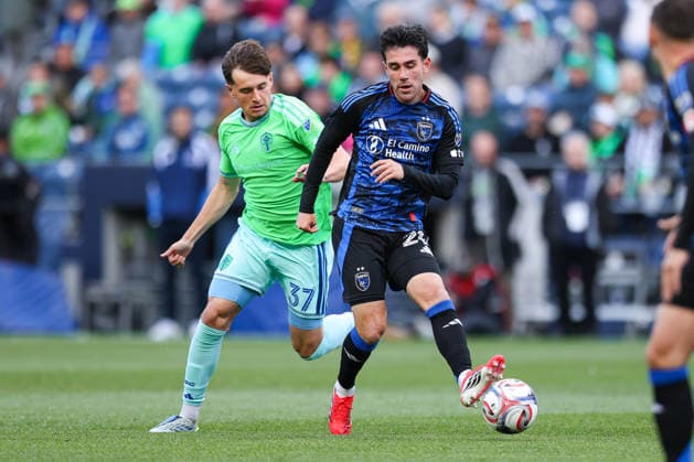 SEATTLE, WA - MAY 13: Midfielder Nick Fernandez 20 of the San Jose Earthquakes kicks the ball away from midfielder Snyder Brunell 37 of the Seattle Sounders during a game between the San Jose Earthquakes and Seattle Sounders on May 13, 2026 at Lumen Field in Seattle, Washington. (Photo by Henry Rodenburg Icon Sportswire) SOCCER: MAY 13 MLS, Fussball Herren, USA Seattle Sounders FC vs San Jose Earthquakes EDITORIAL USE ONLY Icon26051303