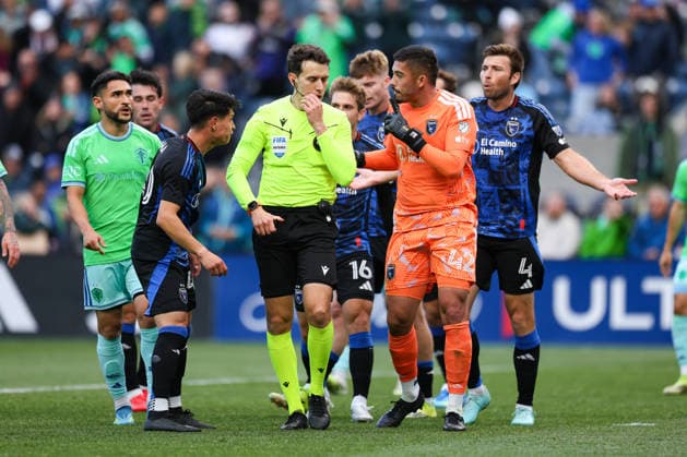 SEATTLE, WA - MAY 13: Players from the San Jose Earthquakes argue with a referee during a game between the San Jose Earthquakes and Seattle Sounders on May 13, 2026 at Lumen Field in Seattle, Washington. (Photo by Henry Rodenburg Icon Sportswire) SOCCER: MAY 13 MLS, Fussball Herren, USA Seattle Sounders FC vs San Jose Earthquakes EDITORIAL USE ONLY Icon26051306