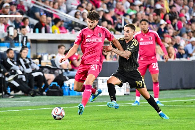 ST. LOUIS, MO - MAY 13: Dante Polvara (21) of the St. Louis CITY SC beats Tyler Boyd (19) of the Los Angeles Football Club to the ball during the MLS, Fussball Herren, USA regular season match where St. Louis CITY SC hosted Los Angeles Football Club on Wednesday May 13th, 2026, at Energizer Park in St. Louis City, MO. (Photo by Rick Ulreich Icon Sportswire) SOCCER: MAY 13 MLS St. Louis CITY SC vs Los Angeles Football Club EDITORIAL USE ONLY Icon26051315