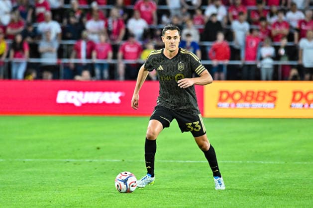 ST. LOUIS, MO - MAY 13: Aaron Long (33) of the Los Angeles Football Club moves the ball during the MLS, Fussball Herren, USA regular season match where St. Louis CITY SC hosted Los Angeles Football Club on Wednesday May 13th, 2026, at Energizer Park in St. Louis City, MO. (Photo by Rick Ulreich Icon Sportswire) SOCCER: MAY 13 MLS St. Louis CITY SC vs Los Angeles Football Club EDITORIAL USE ONLY Icon26051316