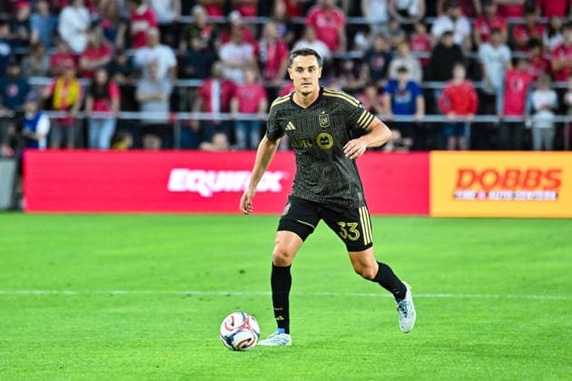 ST. LOUIS, MO - MAY 13: Aaron Long (33) of the Los Angeles Football Club runs with the ball during the MLS, Fussball Herren, USA regular season match where St. Louis CITY SC hosted Los Angeles Football Club on Wednesday May 13th, 2026, at Energizer Park in St. Louis City, MO. (Photo by Rick Ulreich Icon Sportswire) SOCCER: MAY 13 MLS St. Louis CITY SC vs Los Angeles Football Club EDITORIAL USE ONLY Icon26051317