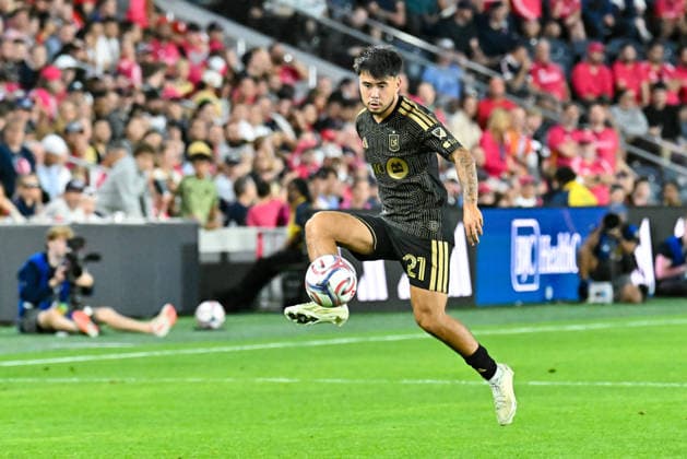 ST. LOUIS, MO - MAY 13: Ryan Raposo (21) of the Los Angeles Football Club settles the crossed ball during the MLS, Fussball Herren, USA regular season match where St. Louis CITY SC hosted Los Angeles Football Club on Wednesday May 13th, 2026, at Energizer Park in St. Louis City, MO. (Photo by Rick Ulreich Icon Sportswire) SOCCER: MAY 13 MLS St. Louis CITY SC vs Los Angeles Football Club EDITORIAL USE ONLY Icon26051319
