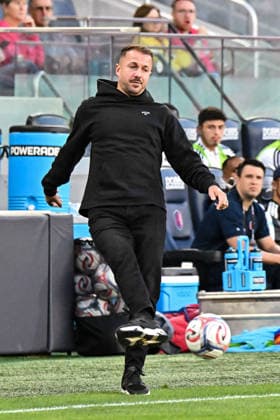 ST. LOUIS, MO - MAY 13: Head Coach Yoann Damet of St. Louis City SC passes the ball to a player after a foul during the MLS, Fussball Herren, USA regular season match where St. Louis CITY SC hosted Los Angeles Football Club on Wednesday May 13th, 2026, at Energizer Park in St. Louis City, MO. (Photo by Rick Ulreich Icon Sportswire) SOCCER: MAY 13 MLS St. Louis CITY SC vs Los Angeles Football Club EDITORIAL USE ONLY Icon26051302