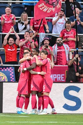 ST. LOUIS, MO - MAY 13: St. Louis City SC players celebrate a goal early in the game during the MLS, Fussball Herren, USA regular season match where St. Louis CITY SC hosted Los Angeles Football Club on Wednesday May 13th, 2026, at Energizer Park in St. Louis City, MO. (Photo by Rick Ulreich Icon Sportswire) SOCCER: MAY 13 MLS St. Louis CITY SC vs Los Angeles Football Club EDITORIAL USE ONLY Icon26051303