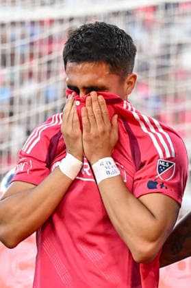 ST. LOUIS, MO - MAY 13: Jaziel Orozco (99) of the St. Louis CITY SC puts a shirt of his face as he walks off the field due to an injury during the MLS, Fussball Herren, USA regular season match where St. Louis CITY SC hosted Los Angeles Football Club on Wednesday May 13th, 2026, at Energizer Park in St. Louis City, MO. (Photo by Rick Ulreich Icon Sportswire) SOCCER: MAY 13 MLS St. Louis CITY SC vs Los Angeles Football Club EDITORIAL USE ONLY Icon26051305