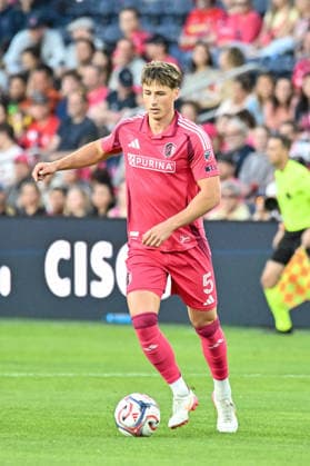 ST. LOUIS, MO - MAY 13: Lukas MacNaughton (5) of the St. Louis CITY SC controls the ball during the MLS, Fussball Herren, USA regular season match where St. Louis CITY SC hosted Los Angeles Football Club on Wednesday May 13th, 2026, at Energizer Park in St. Louis City, MO. (Photo by Rick Ulreich Icon Sportswire) SOCCER: MAY 13 MLS St. Louis CITY SC vs Los Angeles Football Club EDITORIAL USE ONLY Icon26051306
