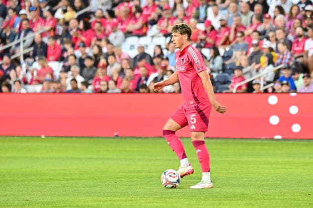 ST. LOUIS, MO - MAY 13: Lukas MacNaughton (5) of the St. Louis CITY SC controls the ball during the MLS, Fussball Herren, USA regular season match where St. Louis CITY SC hosted Los Angeles Football Club on Wednesday May 13th, 2026, at Energizer Park in St. Louis City, MO. (Photo by Rick Ulreich Icon Sportswire) SOCCER: MAY 13 MLS St. Louis CITY SC vs Los Angeles Football Club EDITORIAL USE ONLY Icon26051308