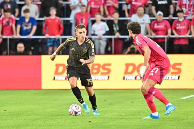 ST. LOUIS, MO - MAY 13: Tyler Boyd (19) of the Los Angeles Football Club works against the defense of Dante Polvara (21) of the St. Louis CITY SC during the MLS, Fussball Herren, USA regular season match where St. Louis CITY SC hosted Los Angeles Football Club on Wednesday May 13th, 2026, at Energizer Park in St. Louis City, MO. (Photo by Rick Ulreich Icon Sportswire) SOCCER: MAY 13 MLS St. Louis CITY SC vs Los Angeles Football Club EDITORIAL USE ONLY Icon26051309