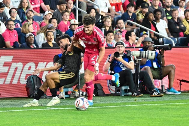 ST. LOUIS, MO - MAY 13: Dante Polvara (21) of the St. Louis CITY SC bumps Ryan Raposo (21) of the Los Angeles Football Club off the ball letting it roll out of bounds during the MLS, Fussball Herren, USA regular season match where St. Louis CITY SC hosted Los Angeles Football Club on Wednesday May 13th, 2026, at Energizer Park in St. Louis City, MO. (Photo by Rick Ulreich Icon Sportswire) SOCCER: MAY 13 MLS St. Louis CITY SC vs Los Angeles Football Club EDITORIAL USE ONLY Icon26051324