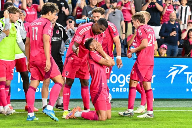 ST. LOUIS, MO - MAY 13: Teammates surround Rafael Santos (20) of the St. Louis CITY SC as he celebrates his goal during the MLS, Fussball Herren, USA regular season match where St. Louis CITY SC hosted Los Angeles Football Club on Wednesday May 13th, 2026, at Energizer Park in St. Louis City, MO. (Photo by Rick Ulreich Icon Sportswire) SOCCER: MAY 13 MLS St. Louis CITY SC vs Los Angeles Football Club EDITORIAL USE ONLY Icon26051333