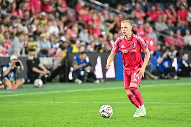 ST. LOUIS, MO - MAY 13: Tomas Totland (14) of the St. Louis CITY SC controls the ball during the MLS, Fussball Herren, USA regular season match where St. Louis CITY SC hosted Los Angeles Football Club on Wednesday May 13th, 2026, at Energizer Park in St. Louis City, MO. (Photo by Rick Ulreich Icon Sportswire) SOCCER: MAY 13 MLS St. Louis CITY SC vs Los Angeles Football Club EDITORIAL USE ONLY Icon26051334