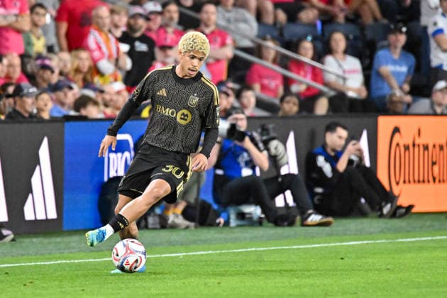 ST. LOUIS, MO - MAY 13: David Martinez (30) of the Los Angeles Football Club settles the ball down along the sideline during the MLS, Fussball Herren, USA regular season match where St. Louis CITY SC hosted Los Angeles Football Club on Wednesday May 13th, 2026, at Energizer Park in St. Louis City, MO. (Photo by Rick Ulreich Icon Sportswire) SOCCER: MAY 13 MLS St. Louis CITY SC vs Los Angeles Football Club EDITORIAL USE ONLY Icon26051338