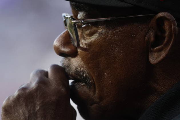 MLB, Baseball Herren, USA - Los Angeles Dodgers vs San Francisco Giants Giants infield coach Ron Washington watches from the dugout during the first inning of an MLB game between the Los Angeles Dodgers and the San Francisco Giants at Uniqlo Field at Dodger Stadium in Los Angeles, California, USA, 13 May 2026. LOS ANGELES CALIFORNIA United States  Copyright: xCHRISxTORRESx