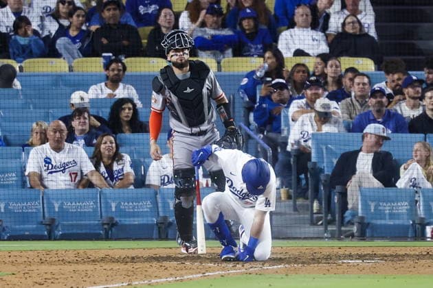 MLB, Baseball Herren, USA - Los Angeles Dodgers vs San Francisco Giants Dodgers outfielder Kyle Tucker (down) kneels after a ball hit his leg during the eighth inning of an MLB game between the Los Angeles Dodgers and the San Francisco Giants at Uniqlo Field at Dodger Stadium in Los Angeles, California, USA, 13 May 2026. LOS ANGELES CALIFORNIA United States  Copyright: xCHRISxTORRESx