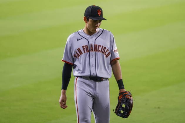 MLB, Baseball Herren, USA - Los Angeles Dodgers vs San Francisco Giants Giants outfielder Jung Hoo Lee blows a bubble in left field during the eighth inning of an MLB game between the Los Angeles Dodgers and the San Francisco Giants at Uniqlo Field at Dodger Stadium in Los Angeles, California, USA, 13 May 2026. LOS ANGELES CALIFORNIA United States  Copyright: xCHRISxTORRESx