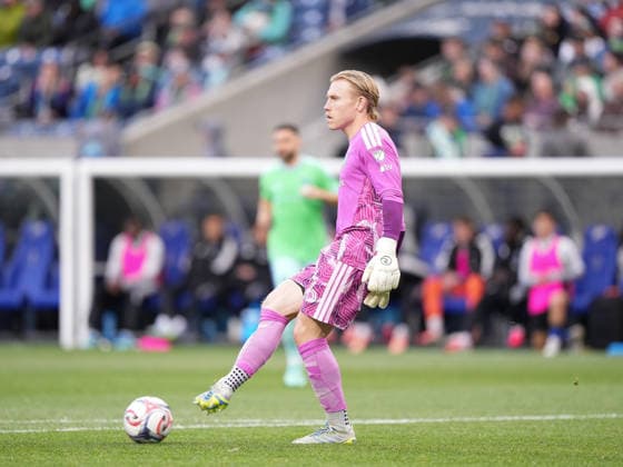 SEATTLE, WA - May 13, 2026: Seattle Sounders goalie Andrew Thomas 26 kicks the ball to his defense during an MLS, Fussball Herren, USA match between the Seattle Sounders and the San Jose Earthquakes on May 13, 2026 at Lumen Field in Seattle, WA. (Photo by Jeff Halstead Icon Sportswire) SOCCER: MAY 13 MLS Seattle Sounders FC vs San Jose Earthquakes EDITORIAL USE ONLY Icon260513011