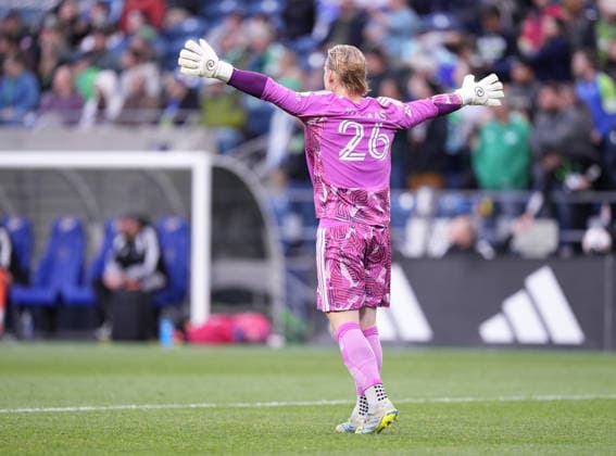 SEATTLE, WA - May 13, 2026: Seattle Sounders goalie Andrew Thomas 26 reacts during an MLS, Fussball Herren, USA match between the Seattle Sounders and the San Jose Earthquakes on May 13, 2026 at Lumen Field in Seattle, WA. (Photo by Jeff Halstead Icon Sportswire) SOCCER: MAY 13 MLS Seattle Sounders FC vs San Jose Earthquakes EDITORIAL USE ONLY Icon260513012