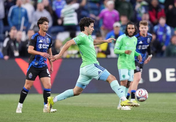 SEATTLE, WA - May 13, 2026: Sounders forward Paul Rothrock 14 reaches for the ball during an MLS, Fussball Herren, USA match between the Seattle Sounders and the San Jose Earthquakes on May 13, 2026 at Lumen Field in Seattle, WA. (Photo by Jeff Halstead Icon Sportswire) . SOCCER: MAY 13 MLS Seattle Sounders FC vs San Jose Earthquakes EDITORIAL USE ONLY Icon260513015