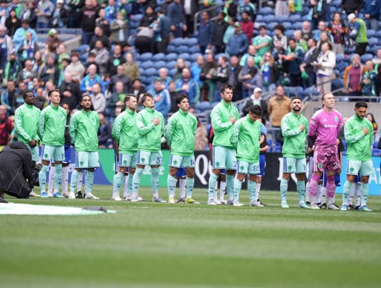 SEATTLE, WA - May 13, 2026: The Sounders lineup for the pregame National Anthem before an MLS, Fussball Herren, USA match between the Seattle Sounders and the San Jose Earthquakes on May 13, 2026 at Lumen Field in Seattle, WA. (Photo by Jeff Halstead Icon Sportswire) . SOCCER: MAY 13 MLS Seattle Sounders FC vs San Jose Earthquakes EDITORIAL USE ONLY Icon260513018