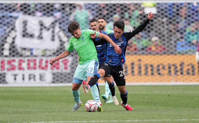 SEATTLE, WA - May 13, 2026: Sounder midfielder Snyder Brunell 37 battles for the ball with San Jose defender Nick Fernandez 20 during an MLS, Fussball Herren, USA match between the Seattle Sounders and the San Jose Earthquakes on May 13, 2026 at Lumen Field in Seattle, WA. (Photo by Jeff Halstead Icon Sportswire) . SOCCER: MAY 13 MLS Seattle Sounders FC vs San Jose Earthquakes EDITORIAL USE ONLY Icon260513022