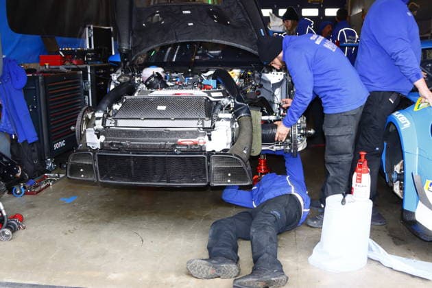 The mechanics from Muehlner Motorsport prepare a vehicle in the pits for the race GER, Motorsport, 54 ADAC Ravenol 24H Rennen Nuerburgring 2025, Wednesday, Impressions before the race, Nuerburg, 13 05 2026 GER, Motorsport, 54 ADAC Ravenol 24H Rennen Nuerburgring 2025, Wednesday, Impressions before the race, Nuerburg, 13 05 2026 Nuerburg Copyright: xEibner-Pressefoto JuergenxAugstx EP_JAT