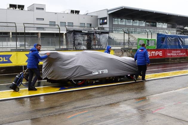 The mechanics of the Ford HRT team push a covered vehicle through the rainy pit lane GER, Motorsport, 54 ADAC Ravenol 24H Rennen Nuerburgring 2025, Wednesday, Impressions before the race, Nuerburg, 13 05 2026 GER, Motorsport, 54 ADAC Ravenol 24H Rennen Nuerburgring 2025, Wednesday, Impressions before the race, Nuerburg, 13 05 2026 Nuerburg Copyright: xEibner-Pressefoto JuergenxAugstx EP_JAT