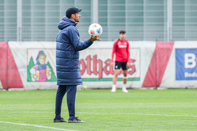 Public training, SC Freiburg, 14 05 2026 Julian Schuster SC Freiburg, coach with the ball in his hand Public training, SC Freiburg, 14 05 2026 Copyright: xBEAUTIFULxSPORTS Boscox