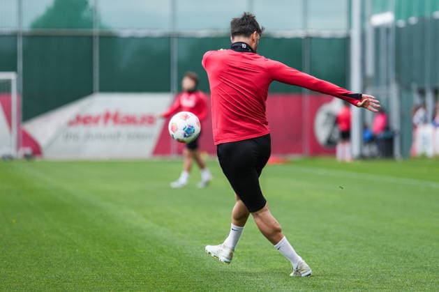 Public training, SC Freiburg, 14 05 2026 Vincenzo Grifo SC Freiburg, 32 with a cross Public training, SC Freiburg, 14 05 2026 Copyright: xBEAUTIFULxSPORTS Boscox