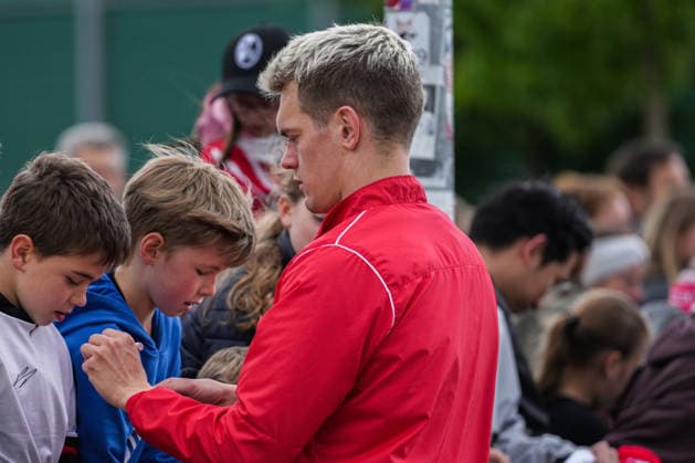 Public training, SC Freiburg, 14 05 2026 Matthias Ginter SC Freiburg, 28 signing autographs Public training, SC Freiburg, 14 05 2026 Copyright: xBEAUTIFULxSPORTS Boscox