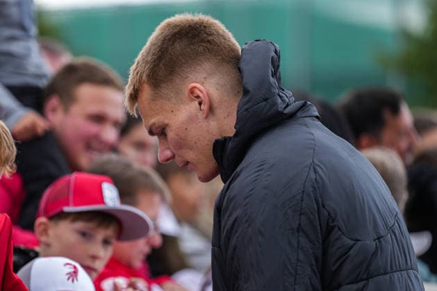 Public training, SC Freiburg, 14 05 2026 Philipp Lienhart SC Freiburg, 3 signing autographs Public training, SC Freiburg, 14 05 2026 Copyright: xBEAUTIFULxSPORTS Boscox