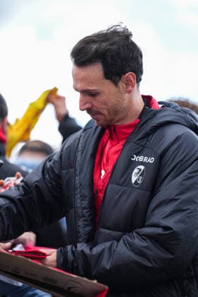Public training, SC Freiburg, 14 05 2026 Nicolas Höfler SC Freiburg, 27 signing autographs Public training, SC Freiburg, 14 05 2026 Copyright: xBEAUTIFULxSPORTS Boscox