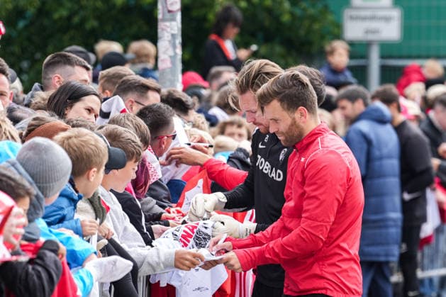 Public training, SC Freiburg, 14 05 2026 The players signing autographs Public training, SC Freiburg, 14 05 2026 Copyright: xBEAUTIFULxSPORTS Boscox